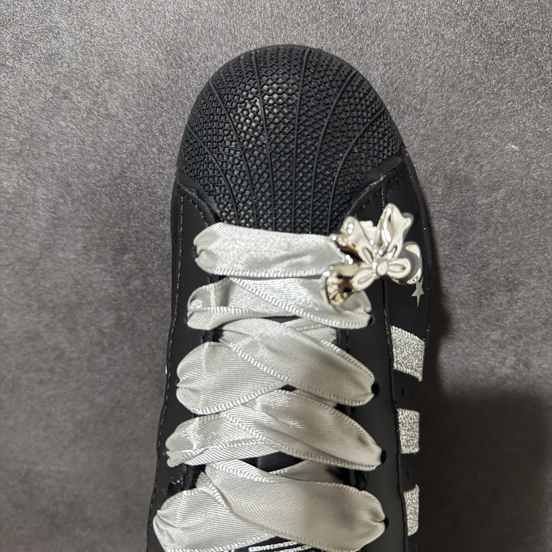 Adidas Superstar Ii J 经典贝壳头休闲板鞋 鞋身采用皮革材质，标志性贝壳头鞋头设计，辨识度拉满。三条