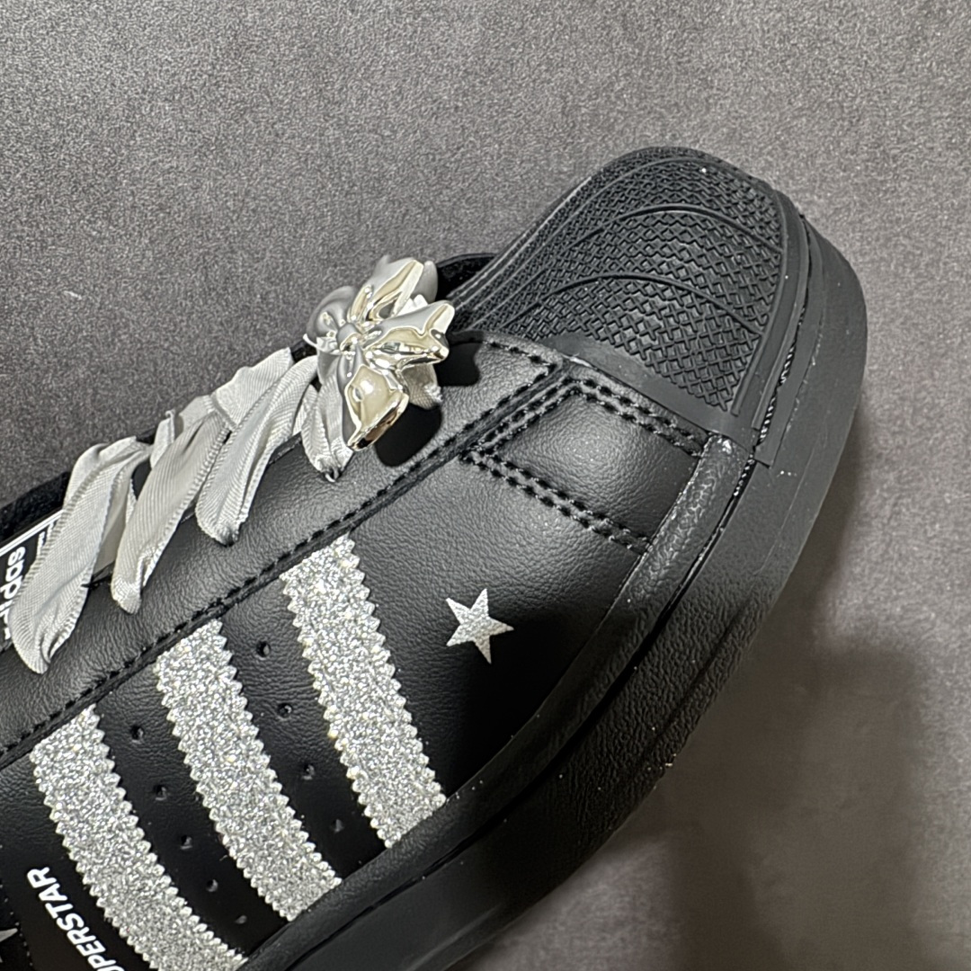 Adidas Superstar Ii J 经典贝壳头休闲板鞋 鞋身采用皮革材质，标志性贝壳头鞋头设计，辨识度拉满。三条