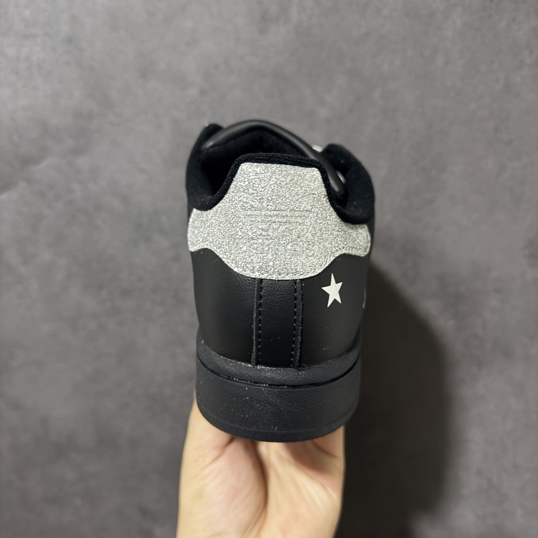 Adidas Superstar Ii J 经典贝壳头休闲板鞋 鞋身采用皮革材质，标志性贝壳头鞋头设计，辨识度拉满。三条