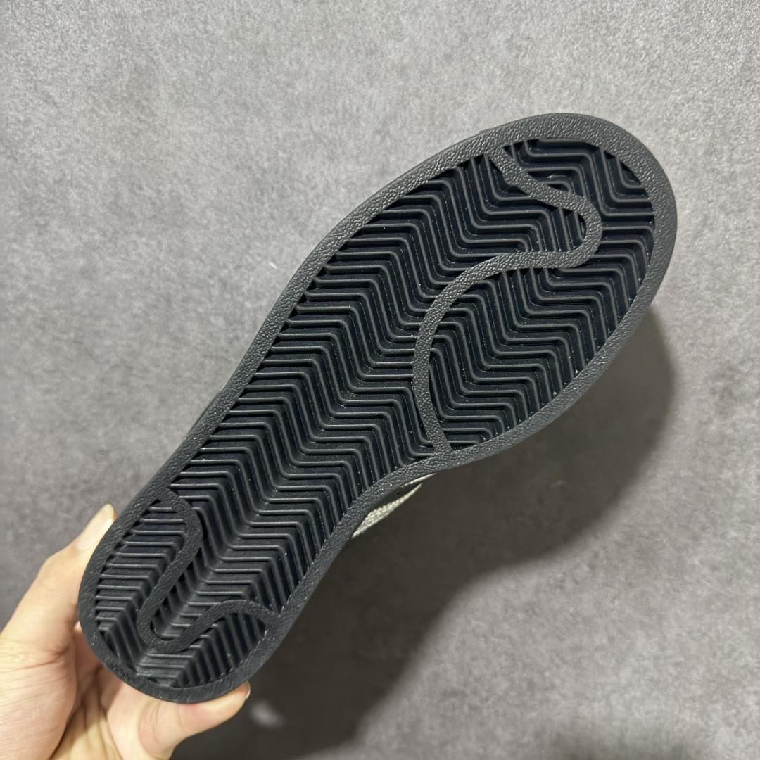 Adidas Superstar Ii J 经典贝壳头休闲板鞋 鞋身采用皮革材质，标志性贝壳头鞋头设计，辨识度拉满。三条