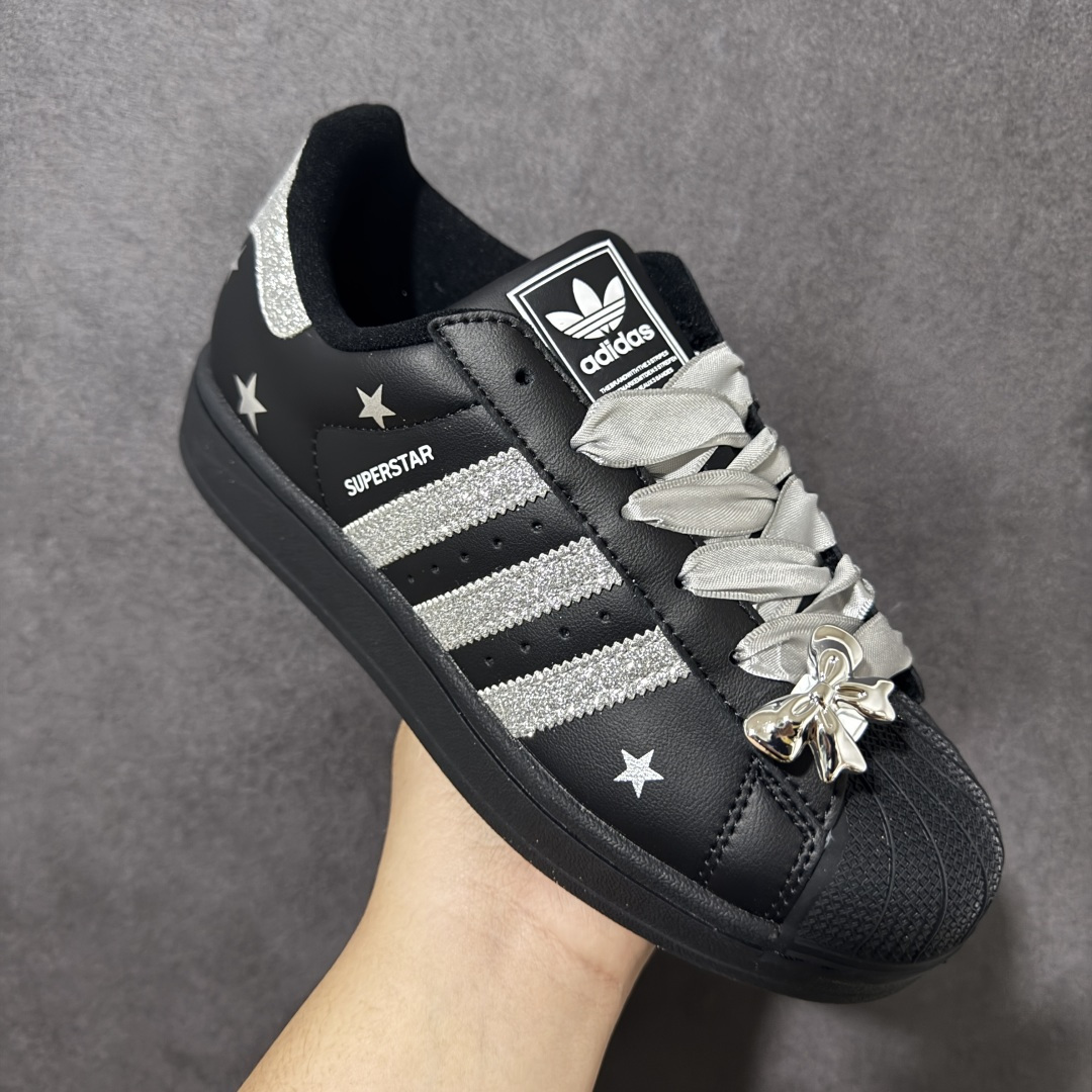 Adidas Superstar Ii J 经典贝壳头休闲板鞋 鞋身采用皮革材质，标志性贝壳头鞋头设计，辨识度拉满。三条
