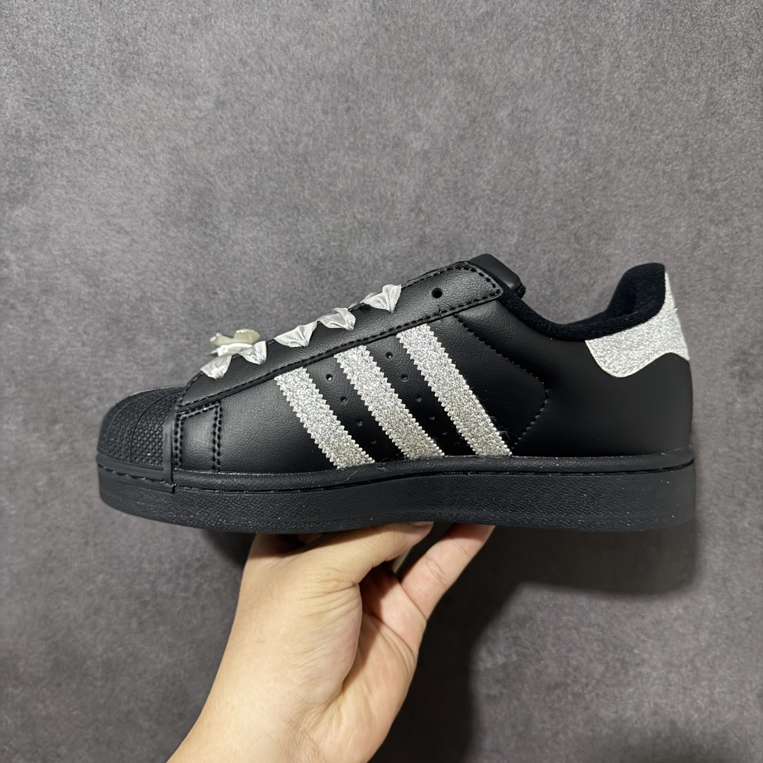 Adidas Superstar Ii J 经典贝壳头休闲板鞋 鞋身采用皮革材质，标志性贝壳头鞋头设计，辨识度拉满。三条