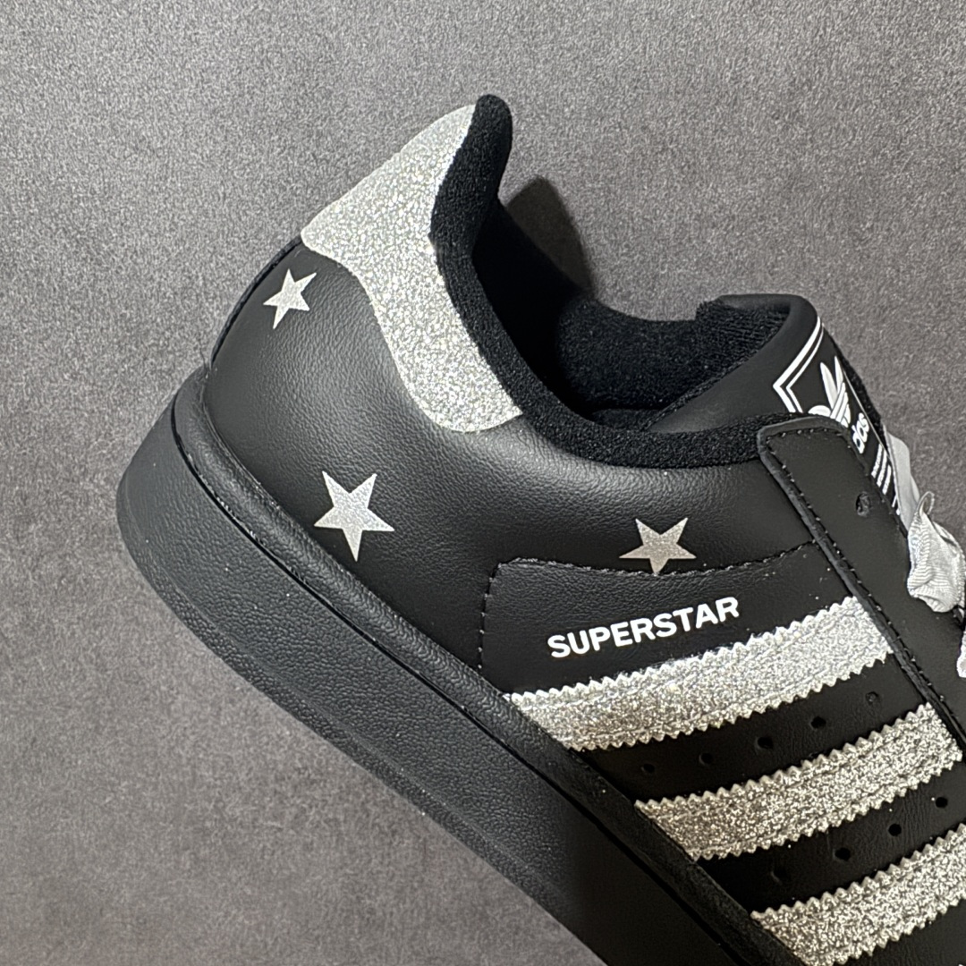 Adidas Superstar Ii J 经典贝壳头休闲板鞋 鞋身采用皮革材质，标志性贝壳头鞋头设计，辨识度拉满。三条