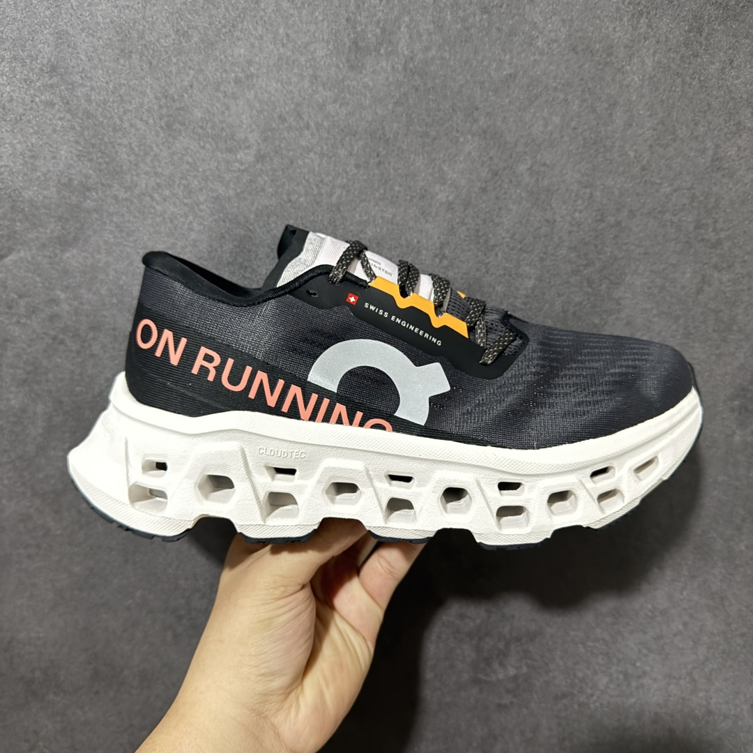 On Cloudmonster 3 厚底缓震跑鞋 鞋面采用透气网布材质，上脚轻盈舒适，标志性大怪兽厚底设计，回弹缓震表现