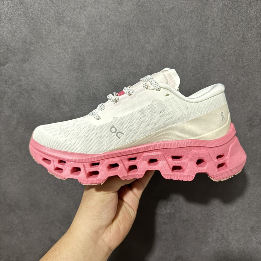 On Cloudmonster 3 厚底缓震跑鞋 鞋面采用透气网布材质，上脚轻盈舒适，标志性大怪兽厚底设计，回弹缓震表现