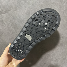 The North Face Borealis Short Boots 户外短靴 鞋身采用耐磨面料打造,版型利落硬朗,具 The North Face Borealis Short Boots 户外短靴 鞋身采用耐磨面料打造,版型利落硬朗,具