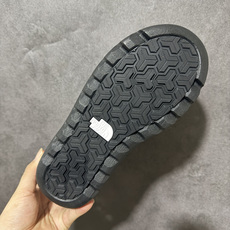 The North Face Borealis Short Boots 户外短靴 鞋身采用耐磨面料打造,版型利落硬朗,具 The North Face Borealis Short Boots 户外短靴 鞋身采用耐磨面料打造,版型利落硬朗,具