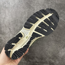 New Balance x KITH NB 2011 Ronnie Fieg拼接舒适跑步鞋 男女同款 这款New Bal New Balance x KITH NB 2011 Ronnie Fieg拼接舒适跑步鞋 男女同款 这款New Bal