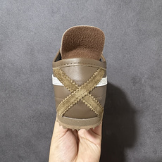Onitsuka Tiger Mexico 66 鬼冢虎 棕白 复古休闲板鞋 男女同款 经典虎爪标识,轻薄鞋身,上脚百搭 Onitsuka Tiger Mexico 66 鬼冢虎 棕白 复古休闲板鞋 男女同款 经典虎爪标识,轻薄鞋身,上脚百搭