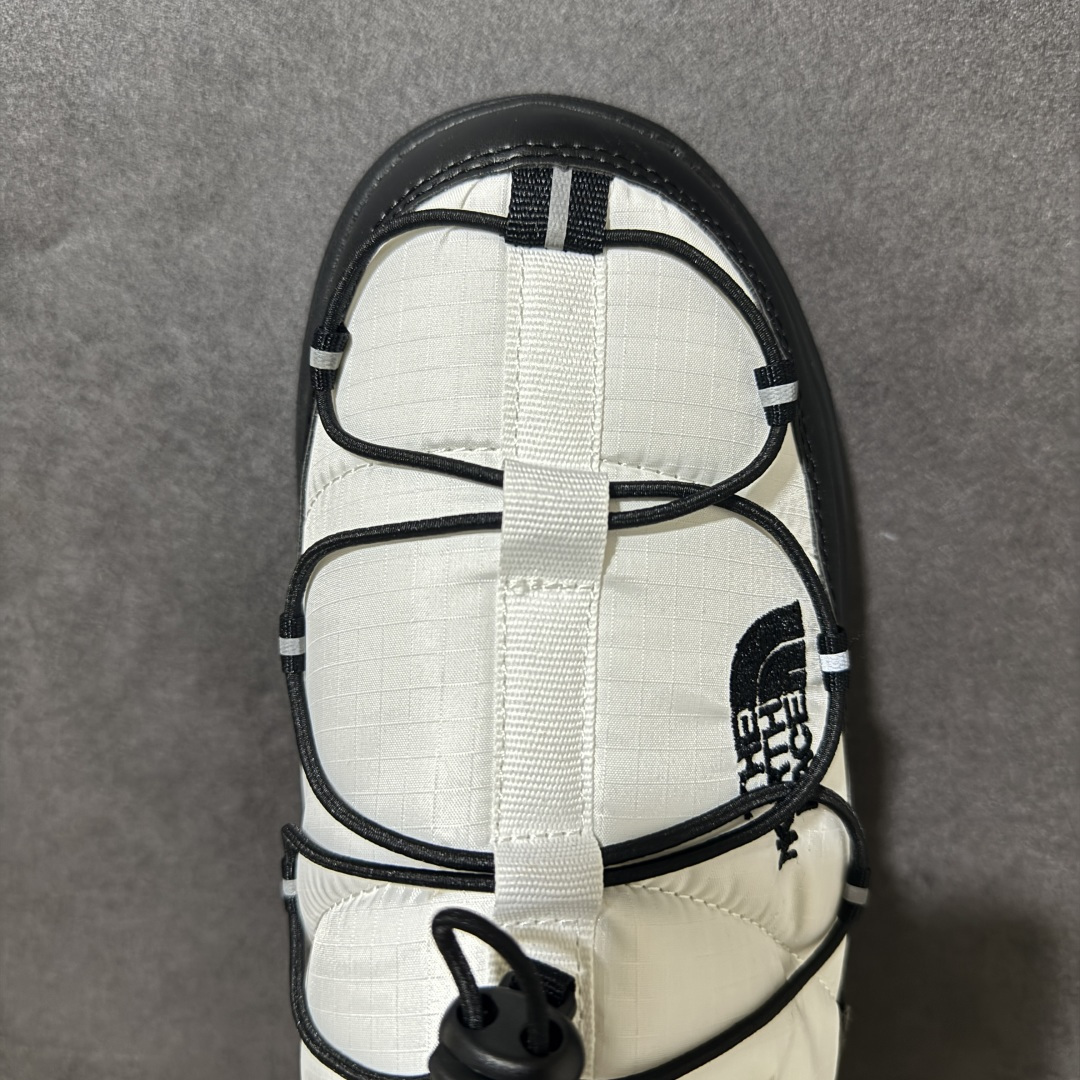 The North Face Borealis Short Boots 黑白 户外短靴 鞋面结构扎实，鞋型立体挺括 鞋底