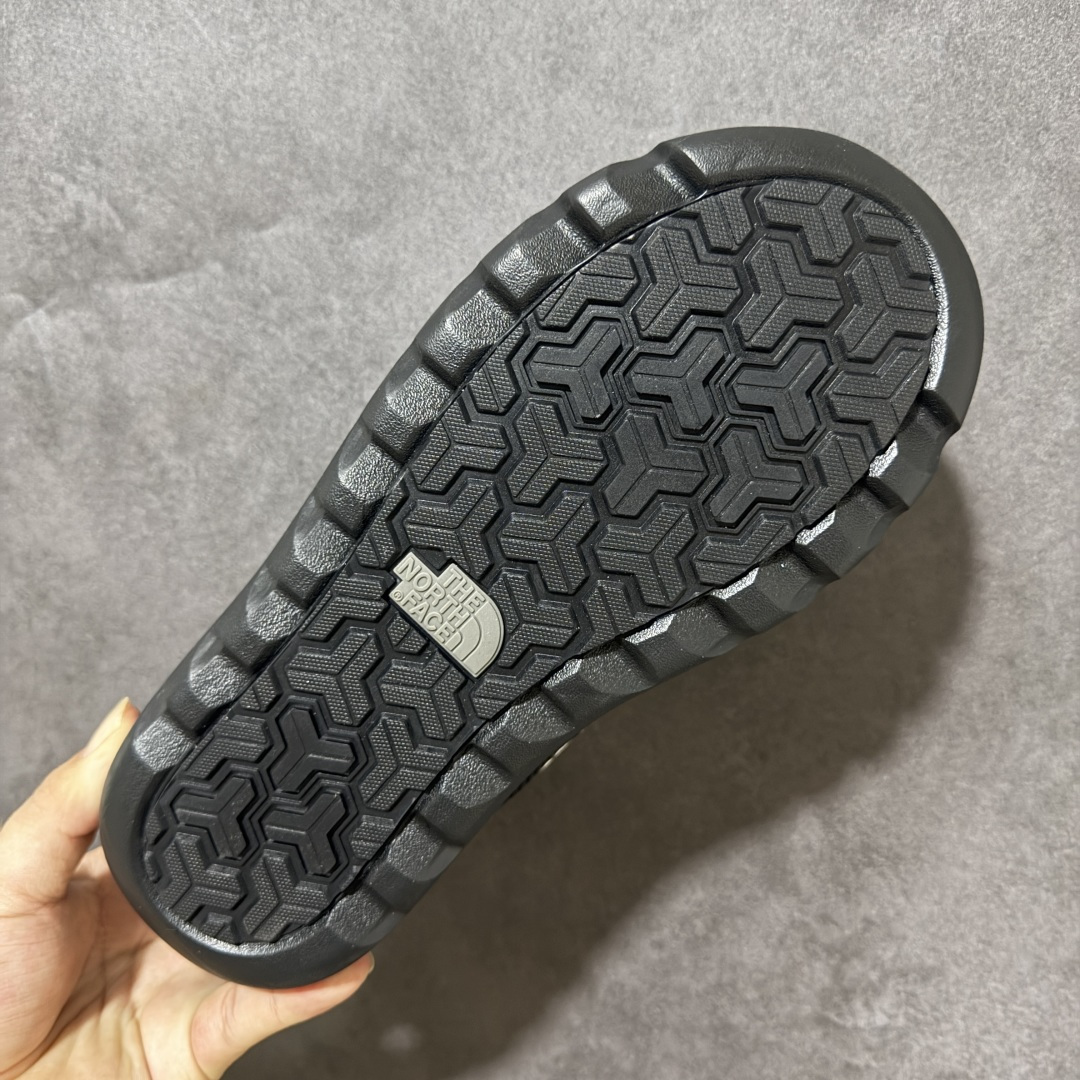 The North Face Borealis Short Boots 黑白 户外短靴 鞋面结构扎实，鞋型立体挺括 鞋底