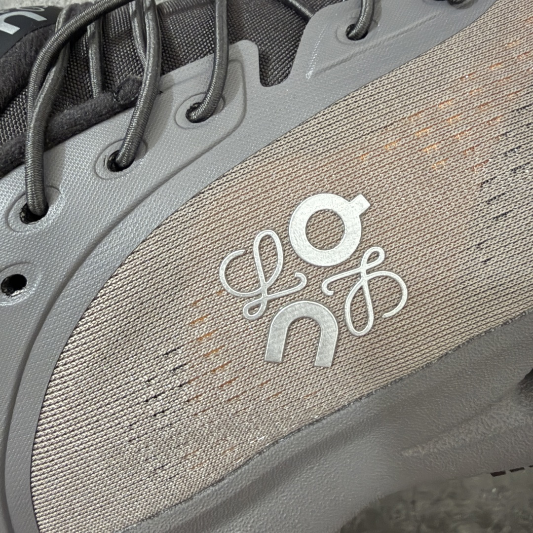 LOEWE罗意威 x ON昂跑 联名款 Cloudsolo系列 •原鞋一致橡胶底 原版高弹MD 加爆米花料 •正确后跟小