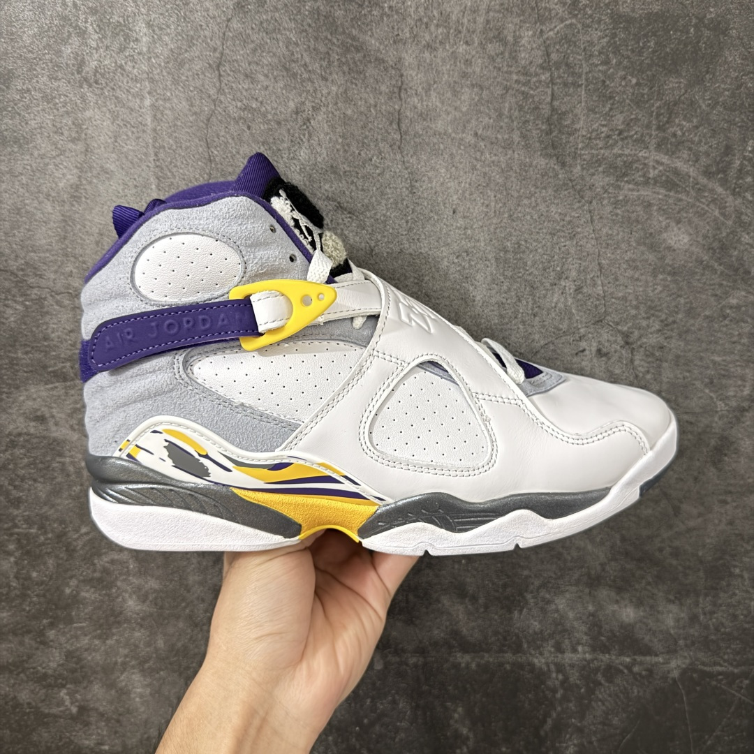 Air Jordan 8 AJ8湖人 -107 AJ8是迈克尔乔丹 1993年完成三连冠时所穿的战靴，主体采用黑色磨砂翻