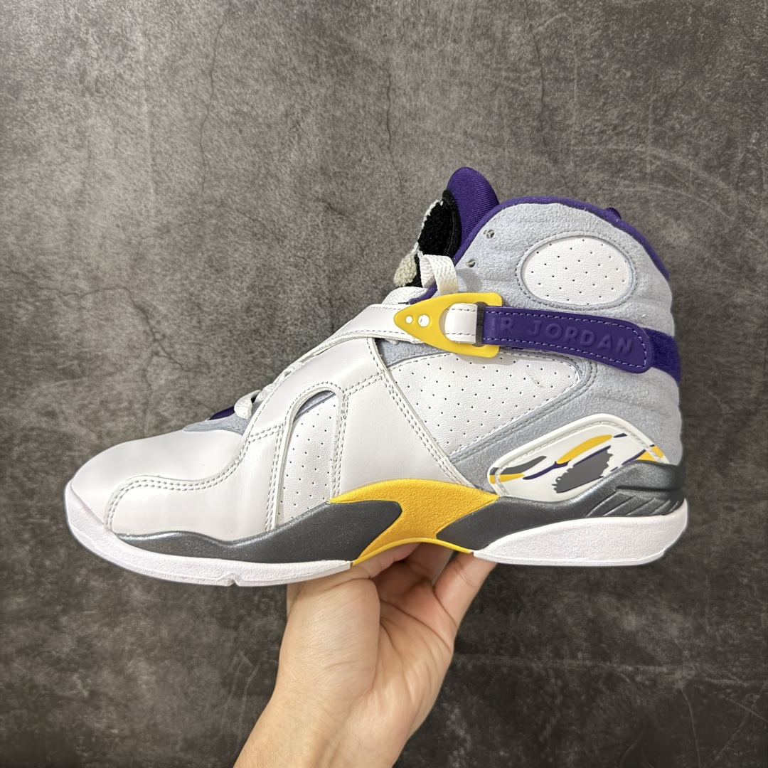 Air Jordan 8 AJ8湖人 -107 AJ8是迈克尔乔丹 1993年完成三连冠时所穿的战靴，主体采用黑色磨砂翻