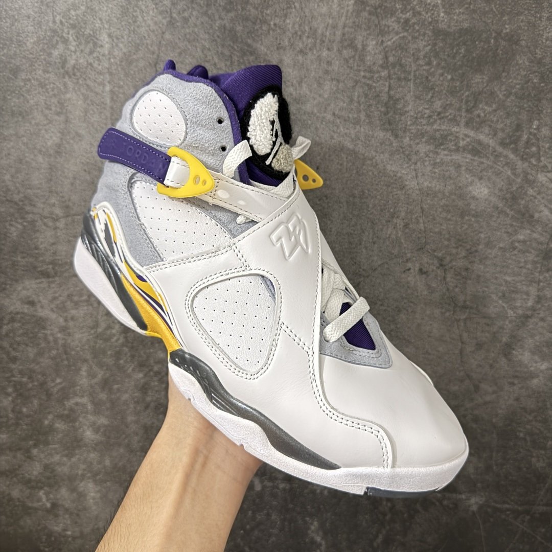 Air Jordan 8 AJ8湖人 -107 AJ8是迈克尔乔丹 1993年完成三连冠时所穿的战靴，主体采用黑色磨砂翻