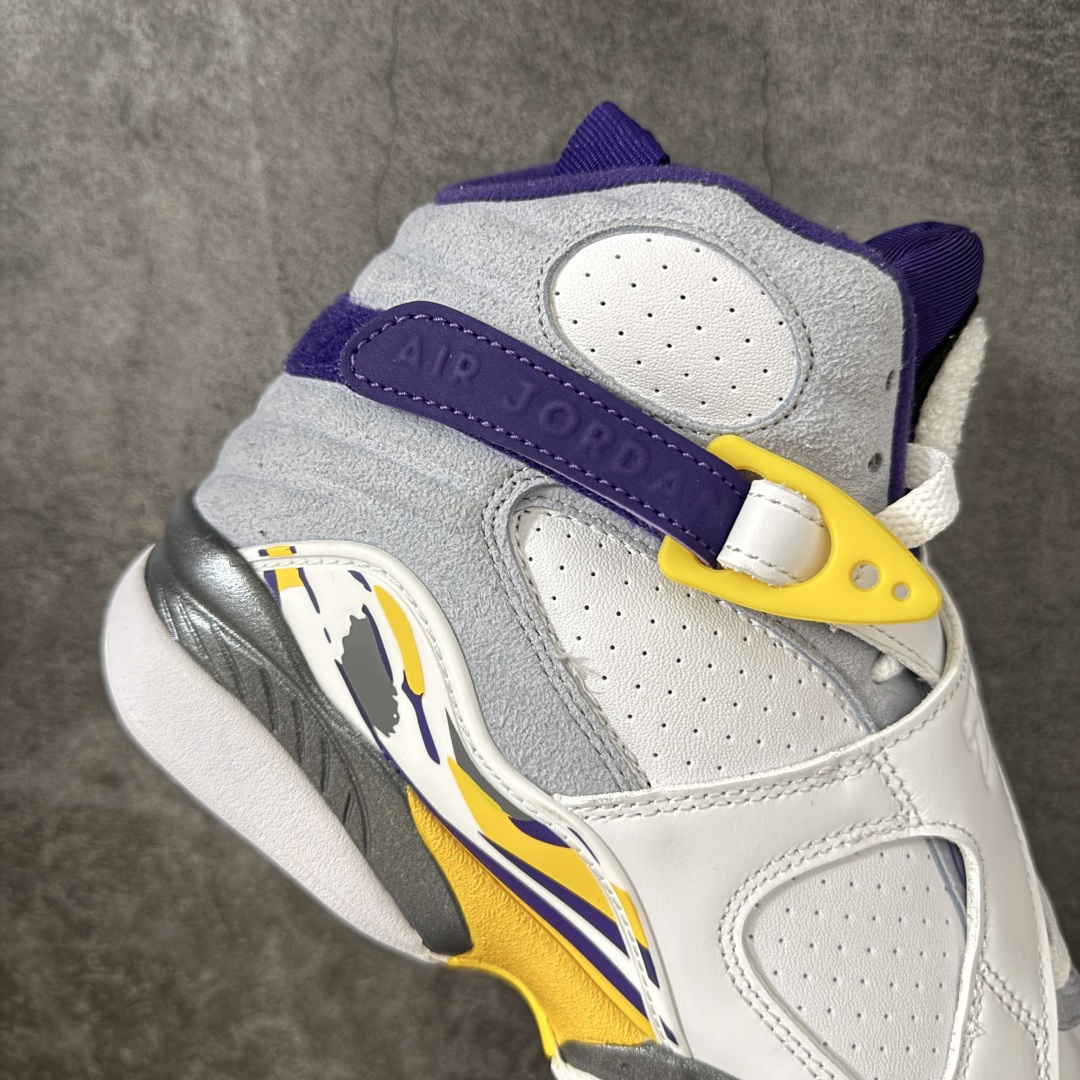 Air Jordan 8 AJ8湖人 -107 AJ8是迈克尔乔丹 1993年完成三连冠时所穿的战靴，主体采用黑色磨砂翻