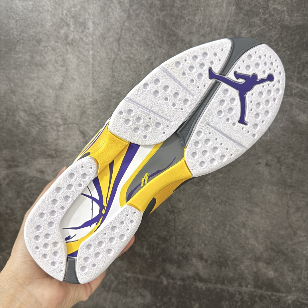 Air Jordan 8 AJ8湖人 -107 AJ8是迈克尔乔丹 1993年完成三连冠时所穿的战靴，主体采用黑色磨砂翻