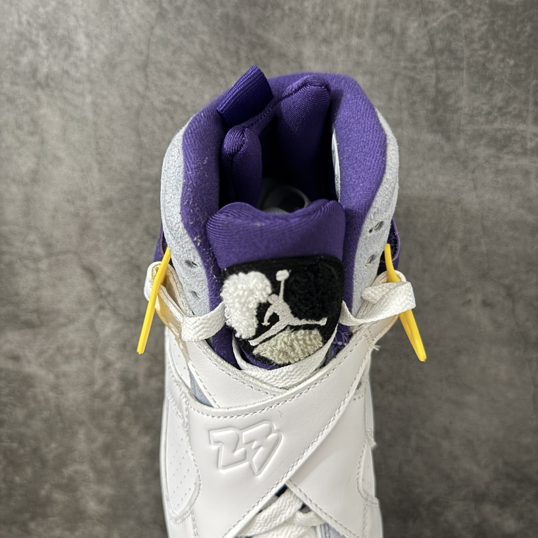 Air Jordan 8 AJ8湖人 -107 AJ8是迈克尔乔丹 1993年完成三连冠时所穿的战靴，主体采用黑色磨砂翻
