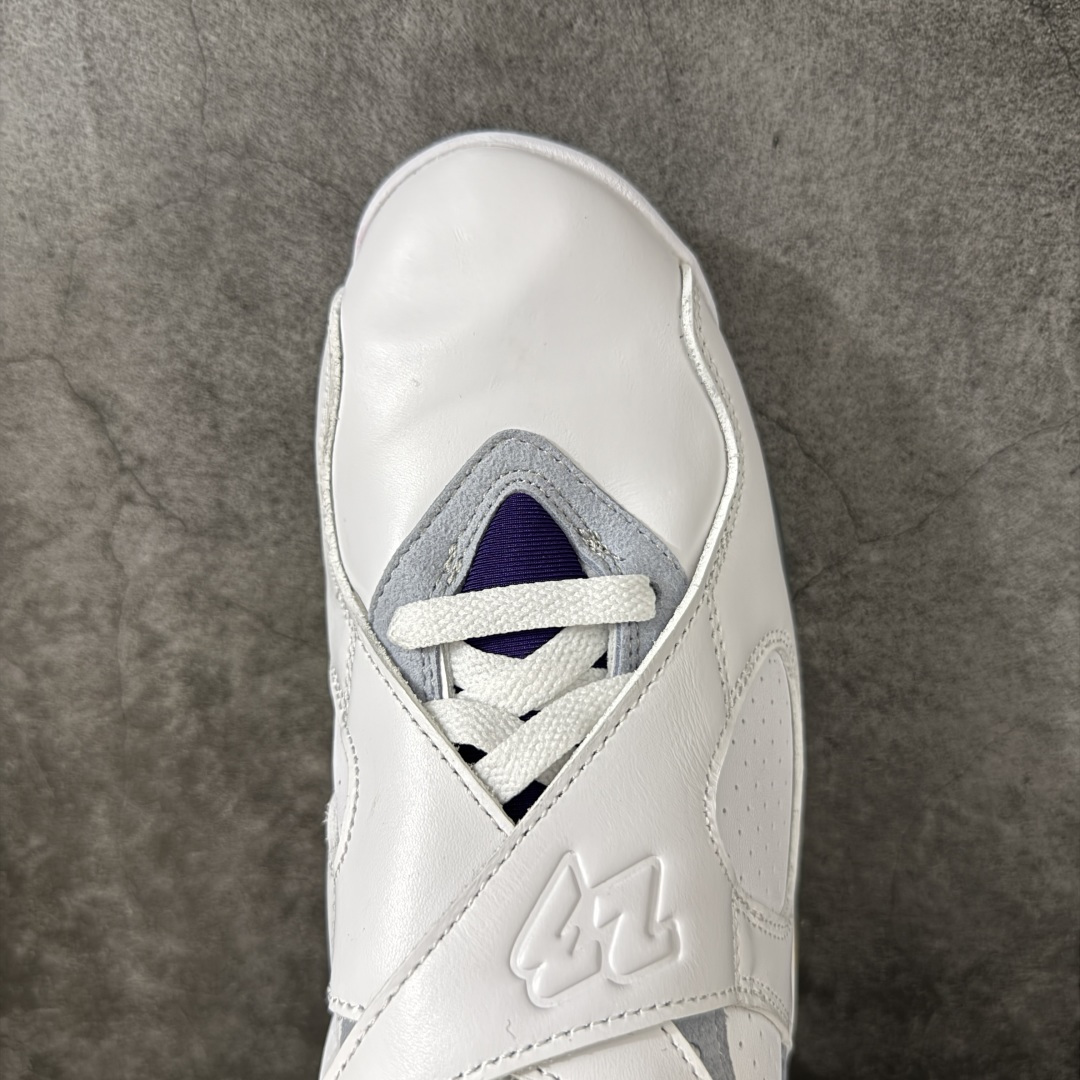 Air Jordan 8 AJ8湖人 -107 AJ8是迈克尔乔丹 1993年完成三连冠时所穿的战靴，主体采用黑色磨砂翻