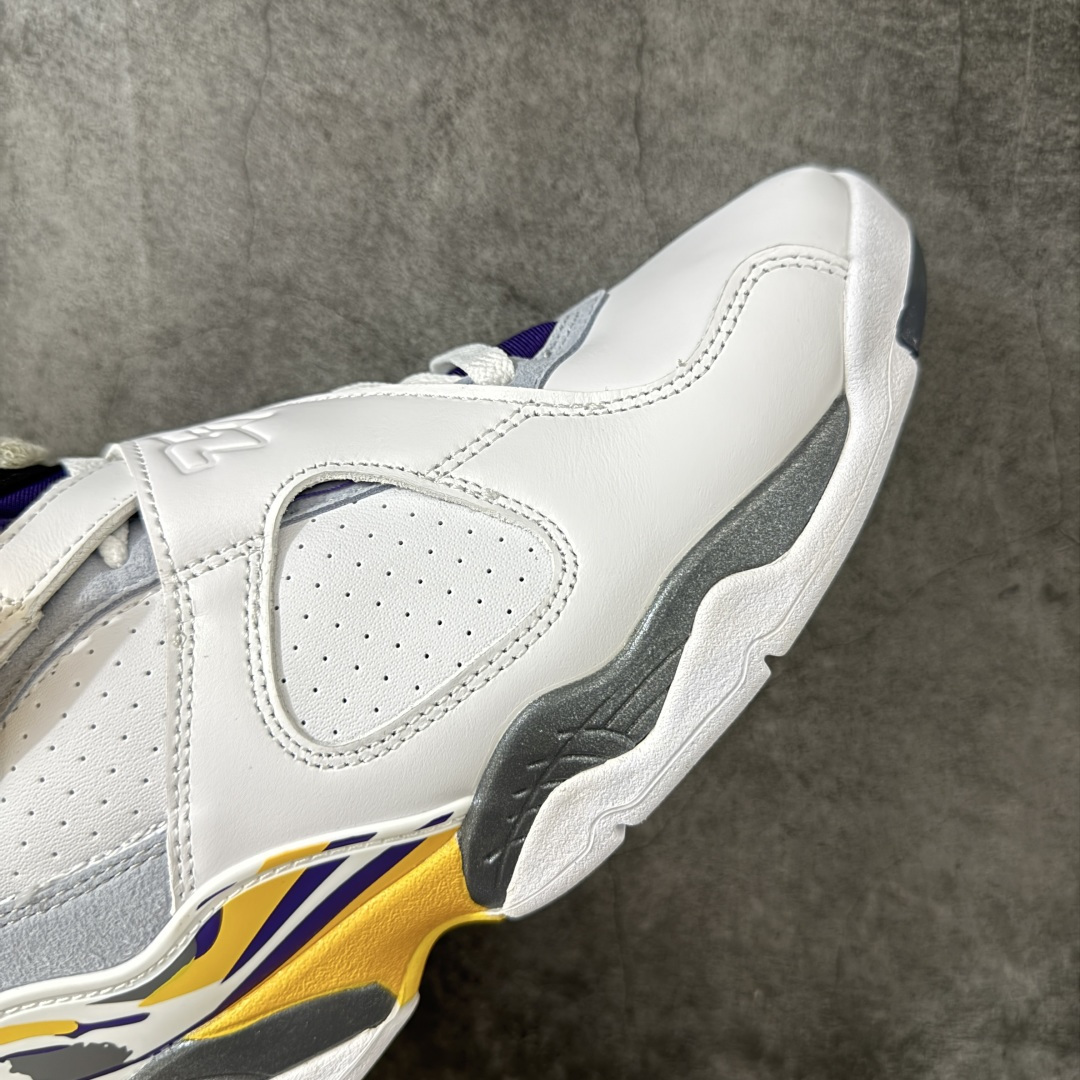 Air Jordan 8 AJ8湖人 -107 AJ8是迈克尔乔丹 1993年完成三连冠时所穿的战靴，主体采用黑色磨砂翻