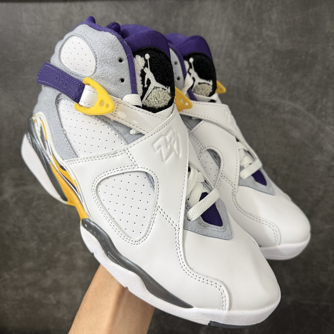 Air Jordan 8 AJ8湖人 -107 AJ8是迈克尔乔丹 1993年完成三连冠时所穿的战靴，主体采用黑色磨砂翻