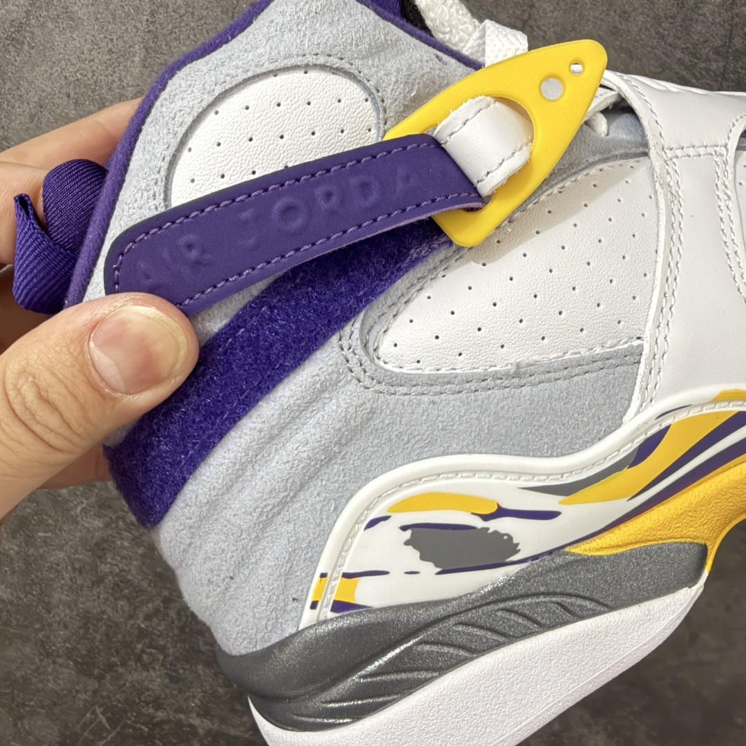 Air Jordan 8 AJ8湖人 -107 AJ8是迈克尔乔丹 1993年完成三连冠时所穿的战靴，主体采用黑色磨砂翻