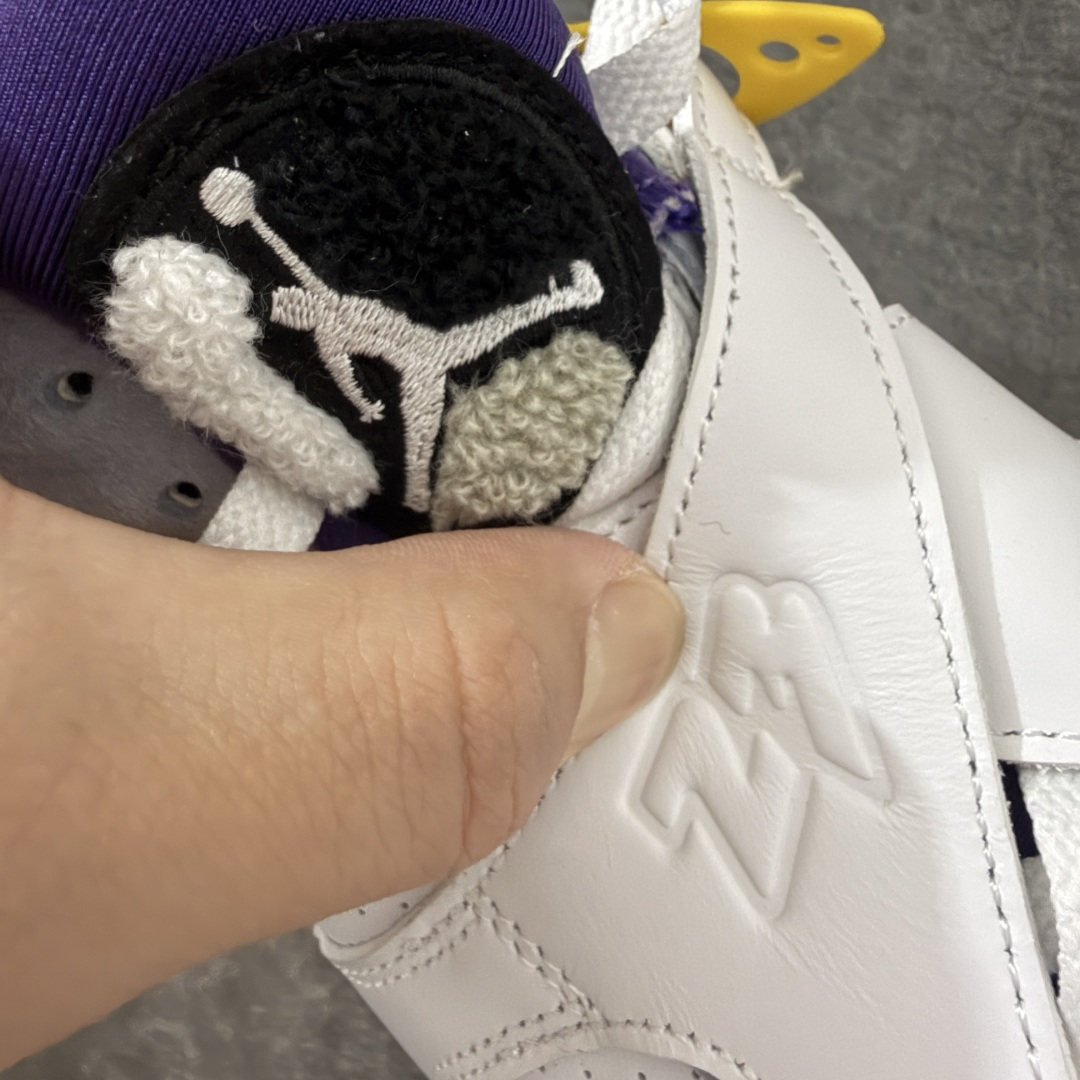 Air Jordan 8 AJ8湖人 -107 AJ8是迈克尔乔丹 1993年完成三连冠时所穿的战靴，主体采用黑色磨砂翻