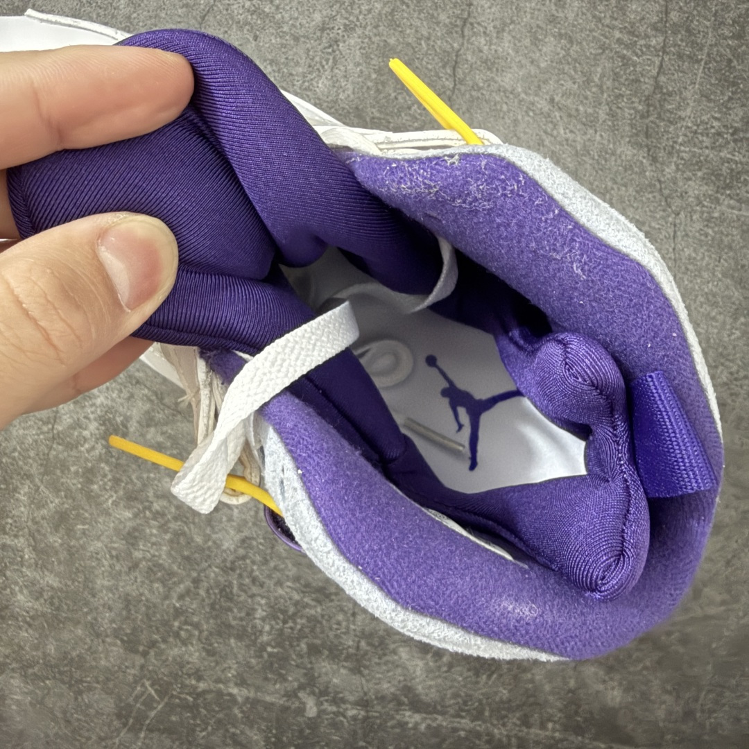 Air Jordan 8 AJ8湖人 -107 AJ8是迈克尔乔丹 1993年完成三连冠时所穿的战靴，主体采用黑色磨砂翻
