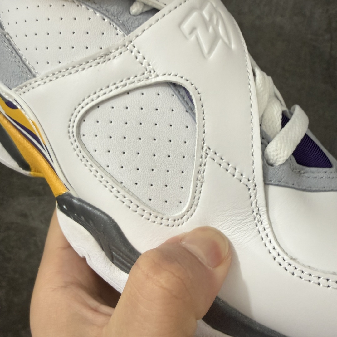 Air Jordan 8 AJ8湖人 -107 AJ8是迈克尔乔丹 1993年完成三连冠时所穿的战靴，主体采用黑色磨砂翻