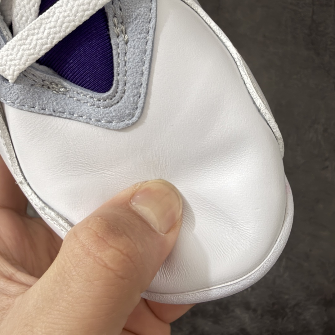 Air Jordan 8 AJ8湖人 -107 AJ8是迈克尔乔丹 1993年完成三连冠时所穿的战靴，主体采用黑色磨砂翻