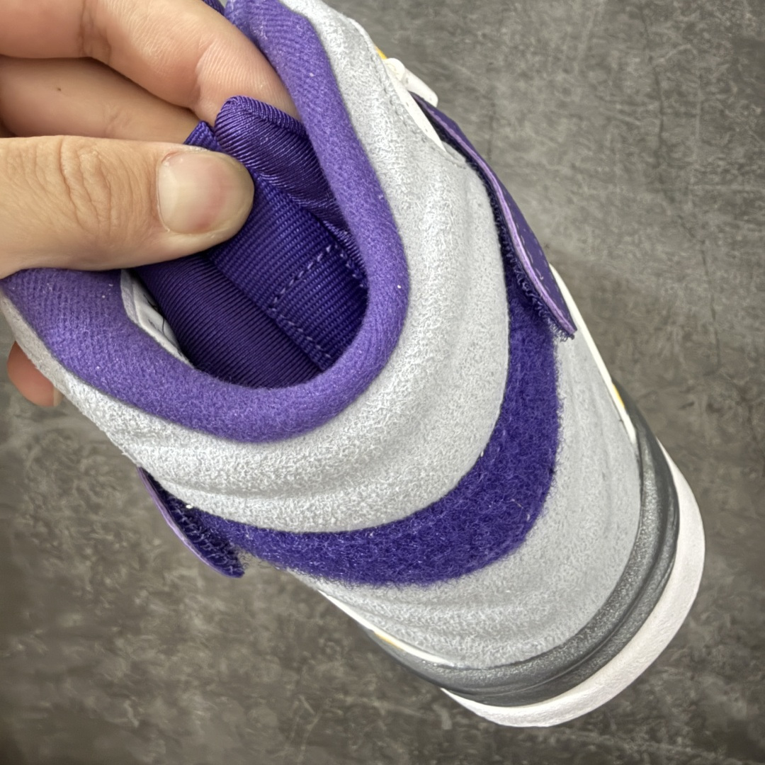 Air Jordan 8 AJ8湖人 -107 AJ8是迈克尔乔丹 1993年完成三连冠时所穿的战靴，主体采用黑色磨砂翻