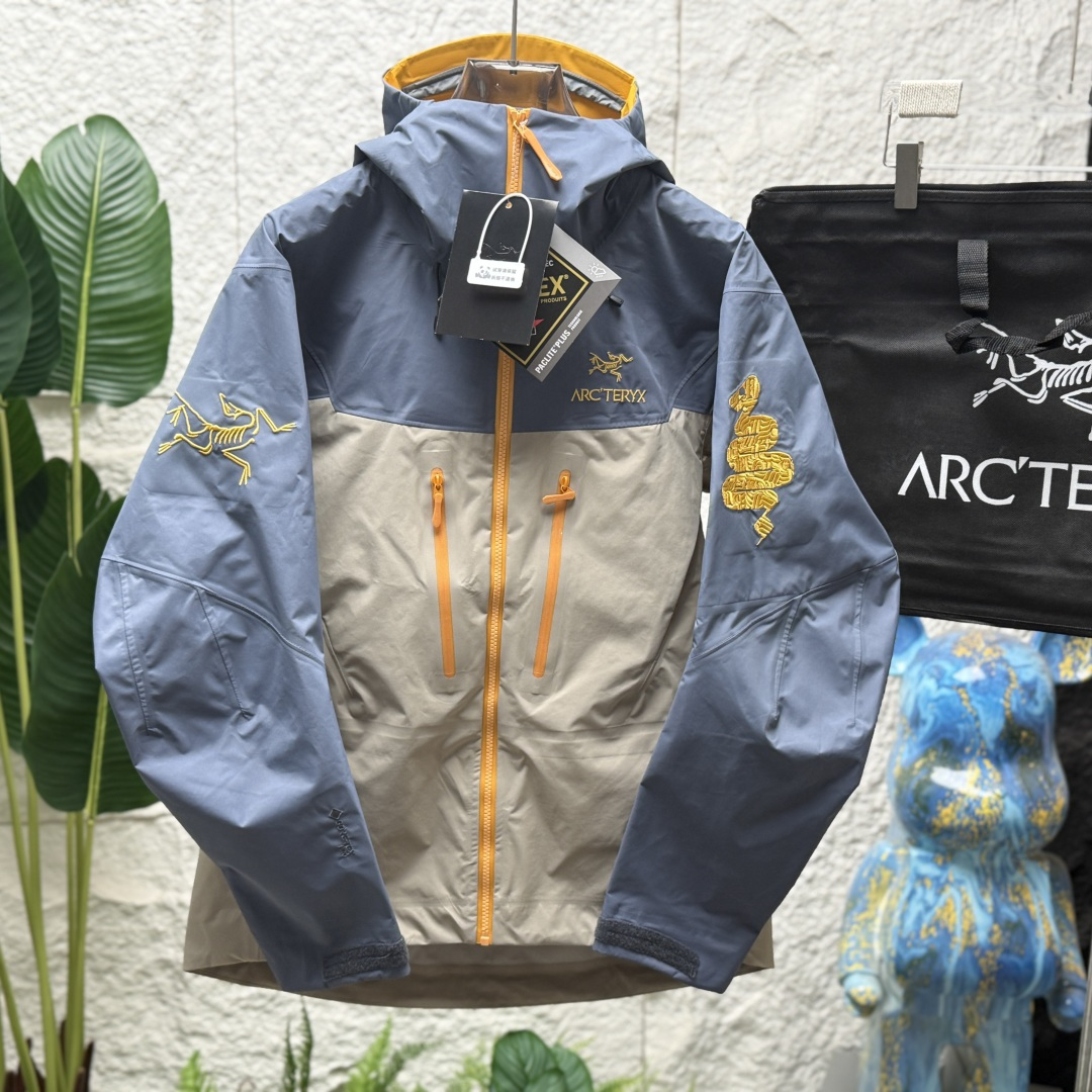 NO:121735,Top version!  #Purchasing grade full-clothing glue pressing!  Top outdoor OEM!  Arc'teryx Archaeoptera Snake Year Limited Edition ARC'TERYX alpha SV King-explosive Golden Python Shock Clothes!  As we all know, every year, Archaeopteryx will release a windbreaker with the twelve zodiac signs!  Arcteryx Archaeopteryx Snake Year Limited Edition, suitable for Chinese people, gold color for fortune, gold label on the chest, embroidery of sleeves, hat scales, and every detail is also made of 