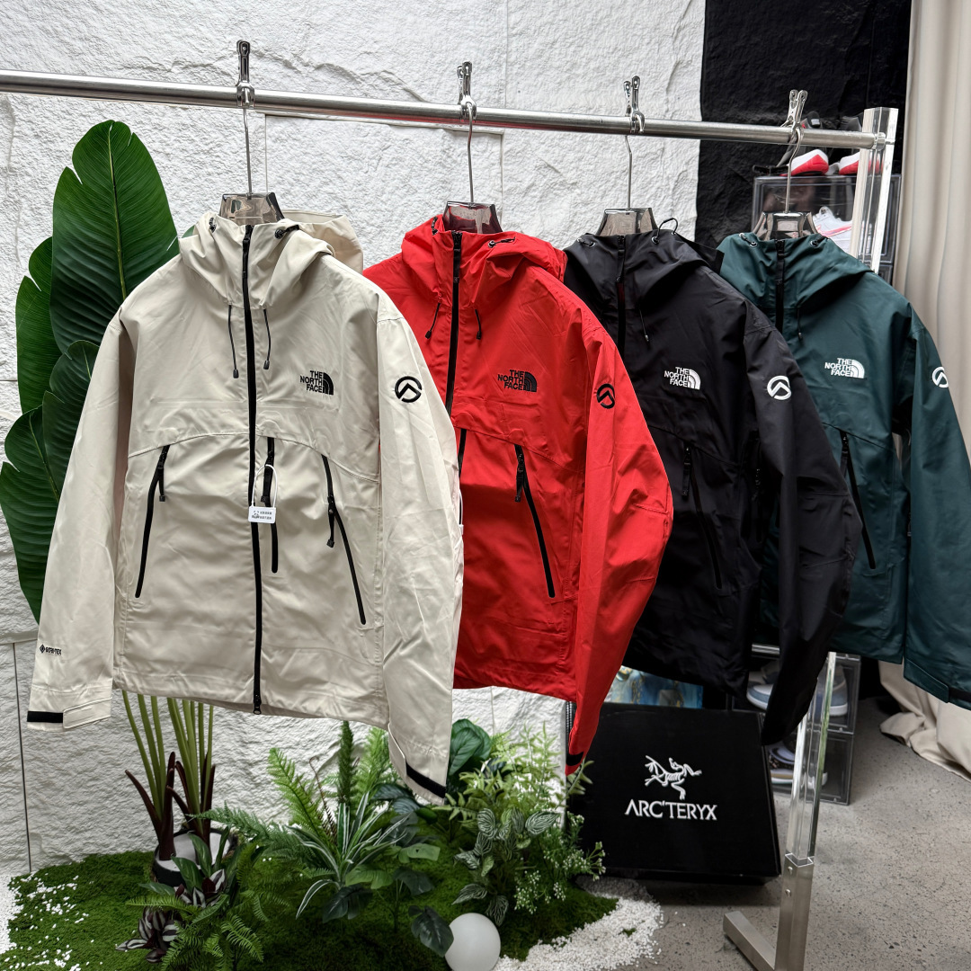 Limited Edition Professional Assault Suit by THE NORTH FACE: Panda Version - 图片 1