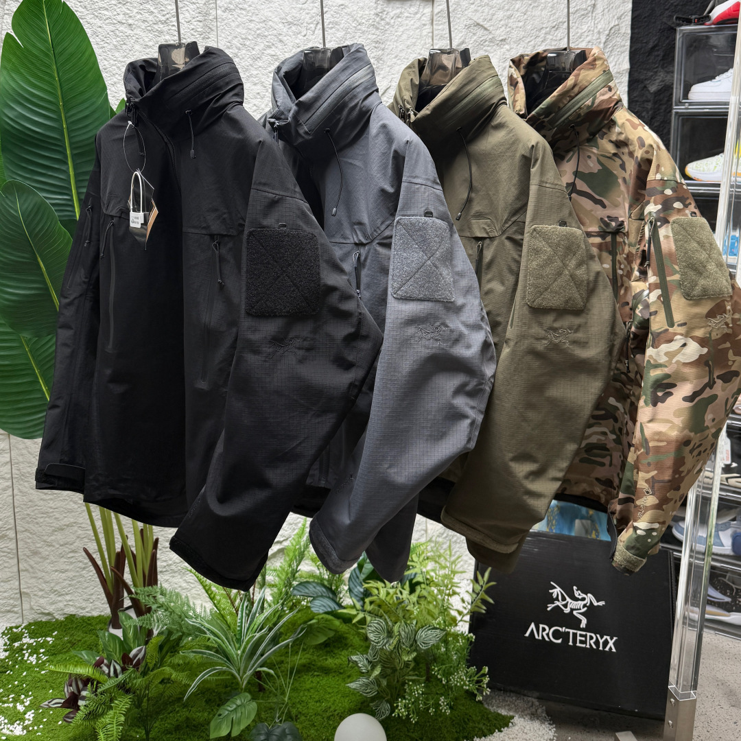 供360
   ARC'TERYX  始祖鸟 leaf alpha GEN2 军鸟冲锋衣 硬壳
   正品客供货的Gore-Tex防风防水保暖的面料 
成份包括：坯布100%锦纶＋高透白膜＋20d特立可得(锦纶)＋杜邦特氟龙防泼水 这些材质都是咱家面料分析员 用正品分析出来的 专门的事 交给专业的人做 绝对不会错！
一般同行都不了解一件衣服的成分 就在那瞎吹牛 做点牛头不对马嘴的版本 来忽悠客户！
所有细节图 请看实拍 ～ 尽管放大看，让你知道什么叫顶级。 欢迎拿样看版。
顶级刺绣，顶级压胶 ，顶级面料，顶级辅料。
也许价格会劝退很多人，但品质会留下更多的人。
卖一件你就多一个回头客😊
多余的牛逼话 我就不吹了 虽然我们出货比别人慢了一个多月 但是我们的价格绝对是最良心的 我们货的品质 绝对让你满意到尖叫！
收到货 附近有专柜的 你直接穿着进去对比 随意买市面四位数的货来对比 是骡子是马 拉出来溜溜
～
颜色：黑色 迷彩 烟灰 军绿
尺码:S M L XL