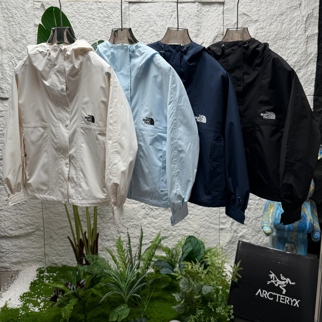Panda🐼版本!供货 240💰 #代购级
北面THE NORTH FACE 城市户外系列 纯色Logo标识连帽 硬壳单层 徒步 防水防风透气冲锋衣
𝗗𝗥𝗬𝗩𝗘𝗡𝗧面料高度防水 1:1 面料,韩版女款!
防水防风透气集齐一体的户外冲锋衣
下摆可调节长度
袖口魔术贴设计调整尺寸