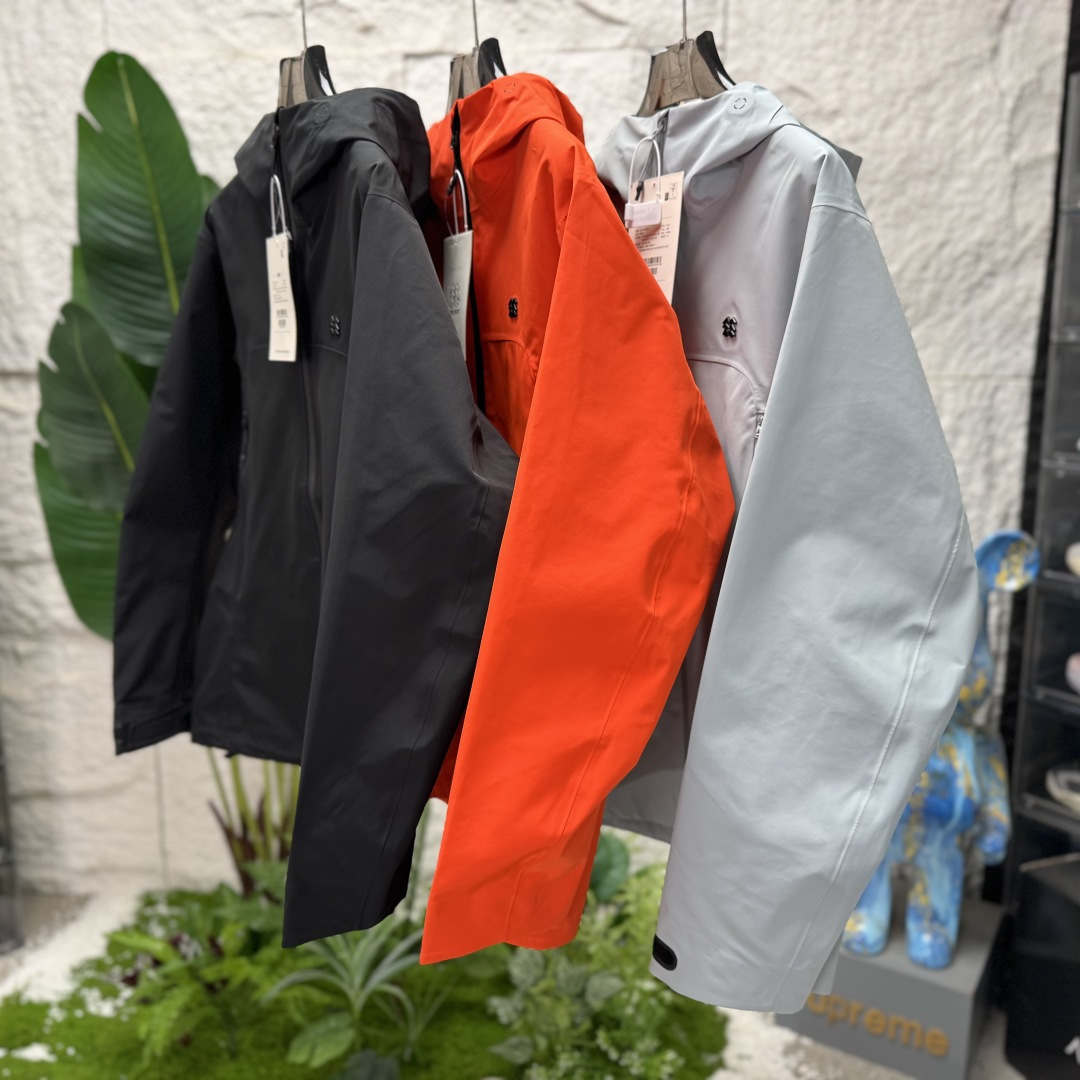 Panda🐼版本!供货 340💰 #代购级
可隆KOLON SPORT 1992 户外登山徒步运动外 防水冲锋衣 男女同款
系列新品,质感十足,急尽致展现山系穿搭魅力,多场景演绎不同风格,彰显单品的时髦与实穿性,品质、设计以及精简的理念造就了其良好的性能,并能满足严苛环境下的使用需求
面料+特点: ✅双拼接进口 3层压胶 3l gore-tex 复合面料 ✅gore-tex防水、防风、透气、轻量、抗撕裂耐磨,透气5000➕。 ✅ 采用先进的高端户外全身压胶拼接,内里采用进口飘柔纱,做工也都整整齐齐,更加考验工厂技术。 ✅ 融合户外技术和都市审美风格,sport camping 系列 多用途高性能适合多种活动和环境穿着。 ✅ 连帽设计可调抽绳,保暖兼容drop hood™,弧形帽檐,更好的防风防雨不遮眼 ✅插手口袋内里设有网纱分离,方便物品归纳整理,细心的小设计。 ✅高性能的简约设计,轻量而耐磨。 ✅袖口及袖子设计,冲切velcro®魔术贴袖口粘扣带,减少累赘
尺码:S M L XL XXL 3XL