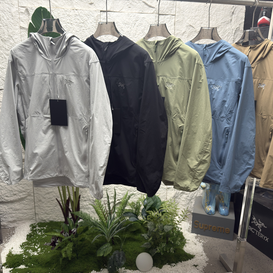 供 防风防泼水,UPF防晒50 % 春夏秋季轻透气软壳!面料轻薄春夏秋可穿! ARCTERYX 始祖鸟Gamma Lightweight Hoody 纯色连帽软壳轻薄户外防风防晒夹克外套 徒步旅行可以是一次轻松的漫步,可以是一次前往偏远湖泊的旅行,也可以是一次登山或滑雪之旅的开端.无论是哪种徒步旅行,你都需要一款能适应多变微气候和天气的防护服.这款Gamma LightWeight 连帽衣就能满足这样的需求.其轻薄耐久的FortiusTM1.0双层组织面料具有四向弹力,且防风、防水、防晒.透气.StormHood兜帽提供保护的同时不会影响周边视线,拼接的修身剪裁和高效设计简洁.