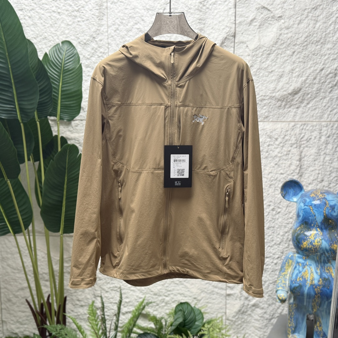 供 防风防泼水,UPF防晒50 % 春夏秋季轻透气软壳!面料轻薄春夏秋可穿! ARCTERYX 始祖鸟Gamma Lightweight Hoody 纯色连帽软壳轻薄户外防风防晒夹克外套 徒步旅行可以是一次轻松的漫步,可以是一次前往偏远湖泊的旅行,也可以是一次登山或滑雪之旅的开端.无论是哪种徒步旅行,你都需要一款能适应多变微气候和天气的防护服.这款Gamma LightWeight 连帽衣就能满足这样的需求.其轻薄耐久的FortiusTM1.0双层组织面料具有四向弹力,且防风、防水、防晒.透气.StormHood兜帽提供保护的同时不会影响周边视线,拼接的修身剪裁和高效设计简洁.