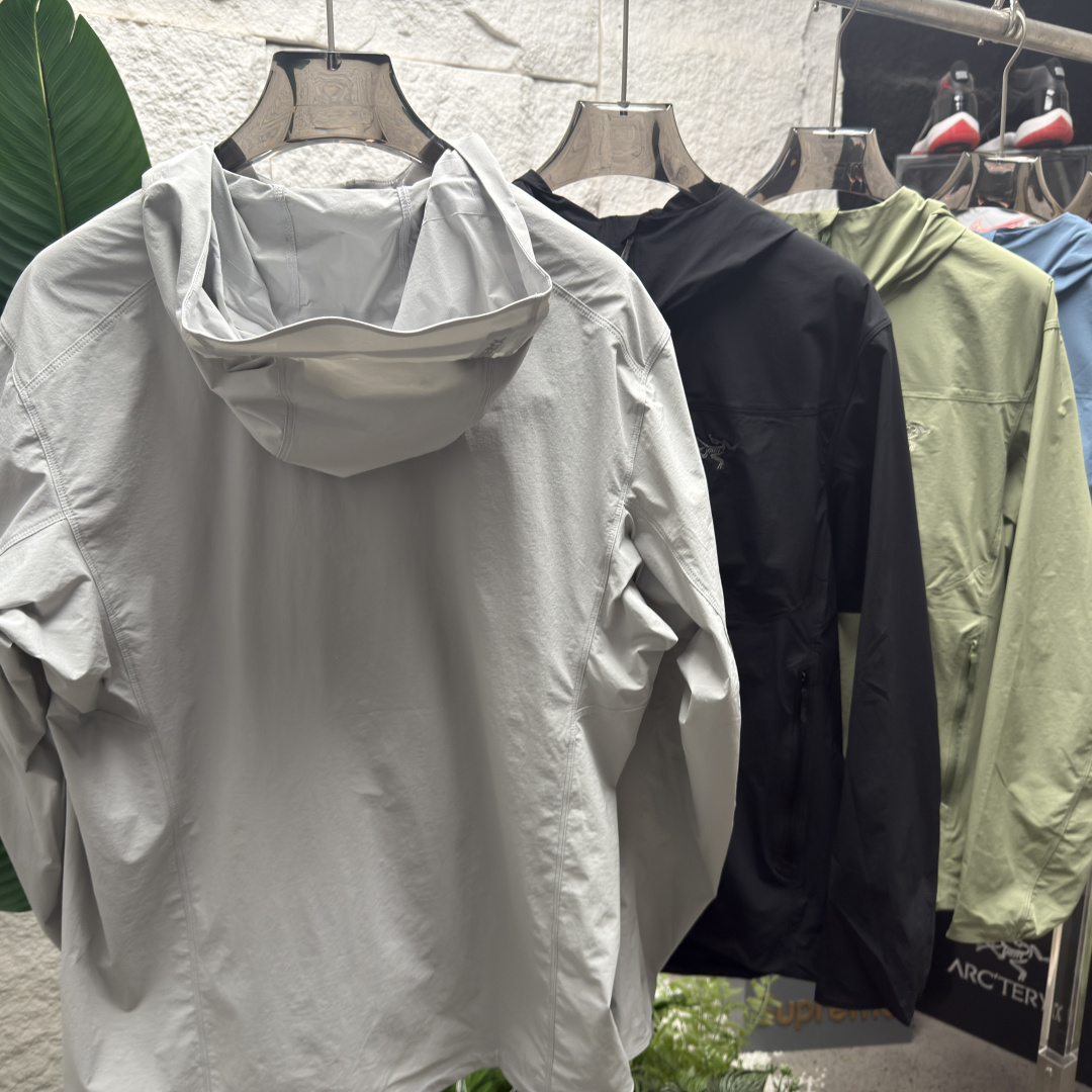 供 防风防泼水,UPF防晒50 % 春夏秋季轻透气软壳!面料轻薄春夏秋可穿! ARCTERYX 始祖鸟Gamma Lightweight Hoody 纯色连帽软壳轻薄户外防风防晒夹克外套 徒步旅行可以是一次轻松的漫步,可以是一次前往偏远湖泊的旅行,也可以是一次登山或滑雪之旅的开端.无论是哪种徒步旅行,你都需要一款能适应多变微气候和天气的防护服.这款Gamma LightWeight 连帽衣就能满足这样的需求.其轻薄耐久的FortiusTM1.0双层组织面料具有四向弹力,且防风、防水、防晒.透气.StormHood兜帽提供保护的同时不会影响周边视线,拼接的修身剪裁和高效设计简洁.