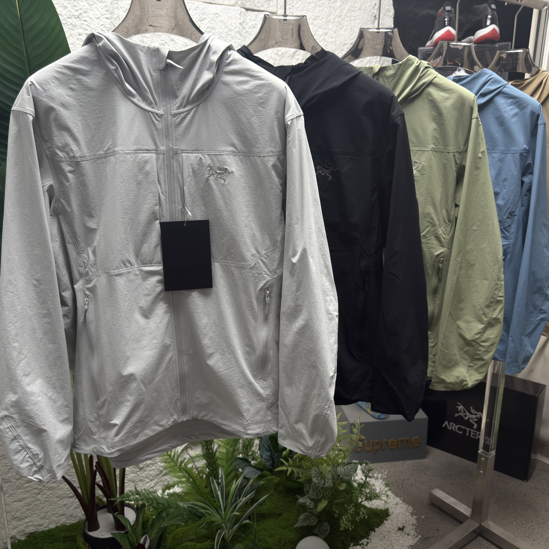 供 防风防泼水,UPF防晒50 % 春夏秋季轻透气软壳!面料轻薄春夏秋可穿! ARCTERYX 始祖鸟Gamma Lightweight Hoody 纯色连帽软壳轻薄户外防风防晒夹克外套 徒步旅行可以是一次轻松的漫步,可以是一次前往偏远湖泊的旅行,也可以是一次登山或滑雪之旅的开端.无论是哪种徒步旅行,你都需要一款能适应多变微气候和天气的防护服.这款Gamma LightWeight 连帽衣就能满足这样的需求.其轻薄耐久的FortiusTM1.0双层组织面料具有四向弹力,且防风、防水、防晒.透气.StormHood兜帽提供保护的同时不会影响周边视线,拼接的修身剪裁和高效设计简洁.