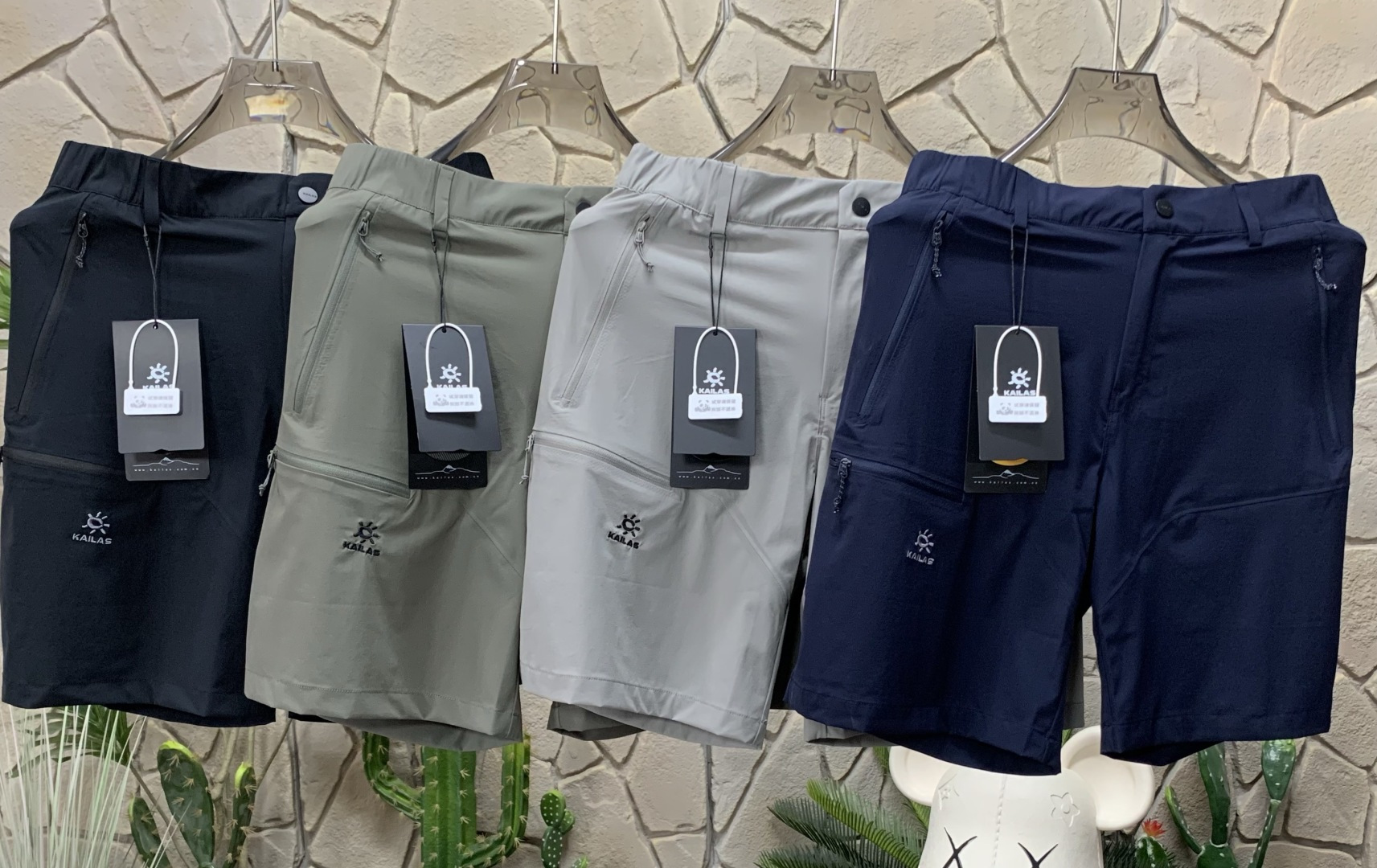 供货 #代购级(非公版) 原版刺绣面料 出厂就是1:1,非市面普通后加工版本! 凯乐石KAILAS T9-X系列 运动户外登山轻量耐磨速干五分休闲快干短裤 四面弹力,运动速干! CORDURA轻量耐磨快干户外登山徒步短裤!需要自己搭配腰带! 溪涧碎石、灌木荆棘都别想拦你!T9-X用CORDURA速干面料💨,暴汗5分钟蒸发不黏腿,防泼表层溅水成珠轻松抖落🌧;弹力腰头+立体剪裁跨石跃沟不卡裆,微胖or精瘦都能穿出自在感 25夏季新款 在售 600 ➕, 凯乐石太阳家,工装款轻量化速干 男款薄款软壳短裤 专业户外级 透气 轻量 耐用 功能多样 立体剪裁,面料核心科技, 锦纶 加氨纶 高强度四面弹,耐磨抗撕裂 弹性纤维加入 高弹舒适 随意运动 轻薄且贴身舒适轻盈 修身款式 搭配拼接剪裁, 腰部5公分 松紧裤带设计 腰盘扣全是风热压胶处理, 简约立体上档次 口袋拉链3处都是压胶无缝 大厂成熟工艺 久洗不开胶, 裤裆处插角布设计 不卡裆 运动自如 舒适性高 面料经过r环保防泼水技术处理, 柔软度高, 防风防水,轻量化速干,裁剪运用人体工学的立体感设计 所有口袋处都有刺绣套结加固 这款系列的裤子 户外功能性强 时尚感特强 随意百搭 松紧腰围 腰部舒适度高 颜色:灰色 绿色 藏青色 黑色