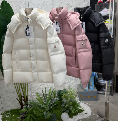 Moncler Hanovrtan Short Down Jacket - Functional & Stylish Winter Warmth 5 Moncler Hanovrtan Short Down Jacket - Functional & Stylish Winter Warmth