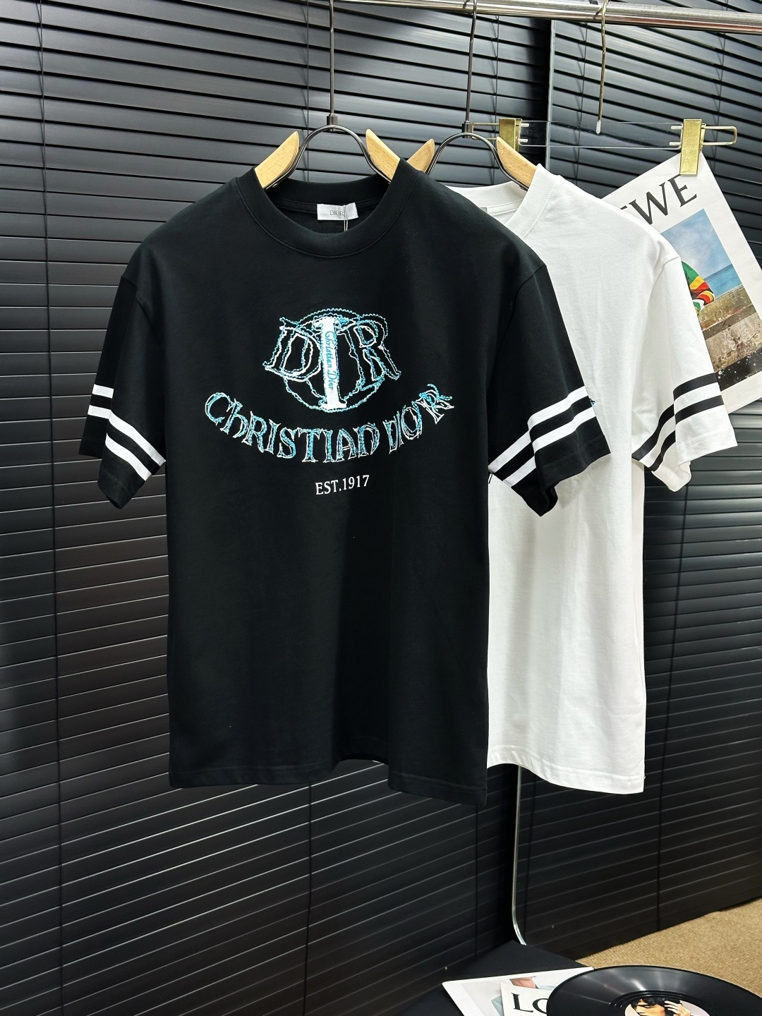 NO:140821,Dior 25ss high-end trendy short sleeves, original single short sleeves for counters, top-level production craftsmanship embroidery, imported pure cotton fabric, unique design of counters, using imported high-end customized fabrics. On sale on the official website!  Excellent fabric style black and white yard M-3XL,,dior,dior,T-shirt,alexander wang19860909Dior迪奥25ss高版本潮流短袖,专柜原单短袖,顶级制作工艺刺绣,进口纯棉面料,专柜款独特设计,采用进口高端订制面料.官网在售！面料版型超赞 黑白色 码数M-3XL,,dior,dior,T-shirt,alexander wang,Men's clothing