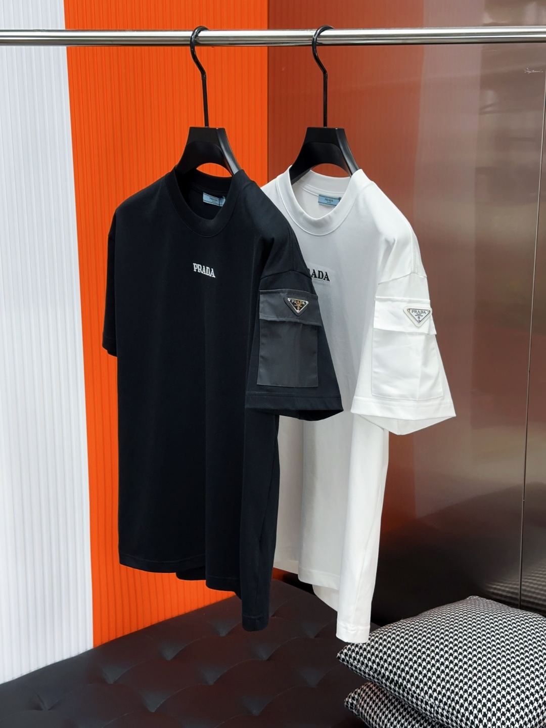 NO:471104,Prada 2025 spring and summer new first-time counter latest short-sleeved round-neck T-shirt, high-end customization, avant-garde and fashionable design!  Heavy Industry embroidery brand logo design, customized long velvet cotton fabric. It feels soft and comfortable to wear. The counter-level exquisite car line is fine. The workmanship is exquisite. The upper body effect is invincible and handsome!  A must-have item for handsome men!  Color black white Number M-3XL exclusively available, prada, prada, T-shirt,tees, t-shirt,alexander wang19860909Prada普拉达2025春夏新款首发专柜最新款短袖圆领T恤 高端订制 设计前卫时尚！重工刺绣品牌logo设计,定制长绒棉面料.手感柔软.穿着舒适.专柜级别精致车线.做工精细.上身效果无敌帅气！型男必备单品！ 颜色黑色 白色 码数M-3XL独家专供,,prada,prada,T-shirt,tees，t-shirt,alexander wang,Men's clothing