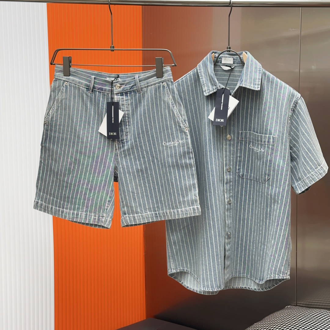 NO:464991,Dio*/Dio 25Ss new striped embroidered trumpet Bermus shorts are carefully crafted from blue striped cotton twill fabric, with elegant silhouette and embroidered with Cistian Couture on the front. They can be matched with shirts to create a classic and exquisite look. SizeS/M/L/XL,,dior,dior,shorts,alexander wang19860909Dio*/迪奥 25Ss 新款条纹刺绣喇叭百慕短裤 采用蓝色条纹棉质斜纹面料精心制作,廓形优雅,正面饰以 Cistian Couture 刺绣.可与 衫搭配,打造经典精致造型. SizeS/M/L/XL,,dior,dior,shorts,alexander wang,Men's clothing