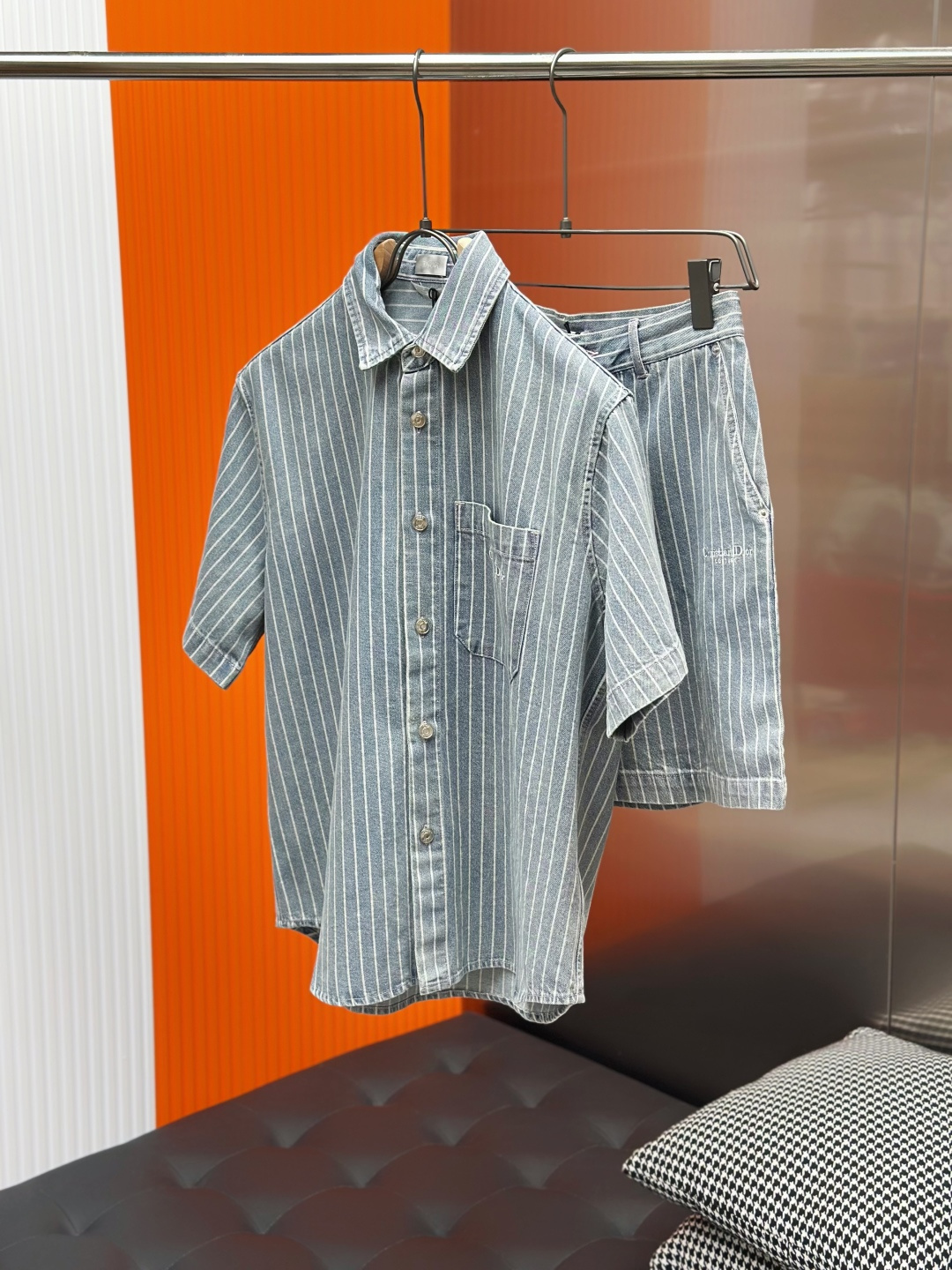 NO:464998,Dio*/Dio 25Ss new cotton striped embroidered shirt jacket is carefully crafted from blue striped cotton twill fabric, with elegant silhouette and embroidered with Cistian Couture on the front. It can be matched with shirts to create a classic and exquisite look. SizeS/M/L/XL,,dior,dior,jackets & coats,shirts,alexander wang19860909Dio*/迪奥 25Ss 新款棉质条纹刺绣衬衫外套 采用蓝色条纹棉质斜纹面料精心制作,廓形优雅,正面饰以 Cistian Couture 刺绣.可与 衫搭配,打造经典精致造型. SizeS/M/L/XL,,dior,dior,jackets & coats,shirts,alexander wang,Men's clothing