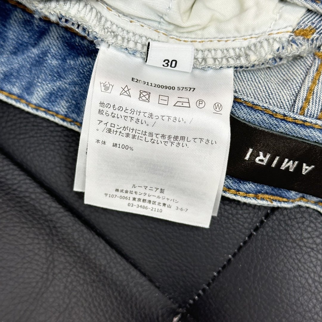 AMIRI25S春秋男士直筒牛仔裤…棉质牛仔面料打造 质地柔软又不失筋骨，手感干爽有韧性 经典的标志性浮