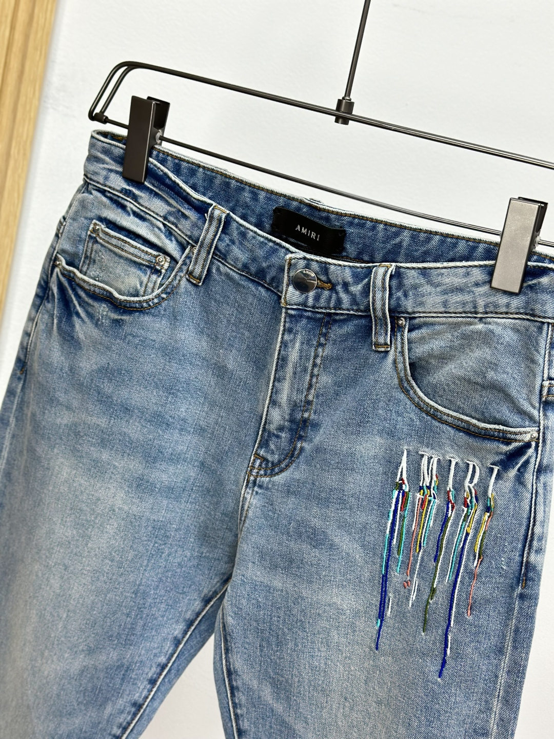 AMIRI25S春秋男士直筒牛仔裤…棉质牛仔面料打造 质地柔软又不失筋骨，手感干爽有韧性 经典的标志性浮