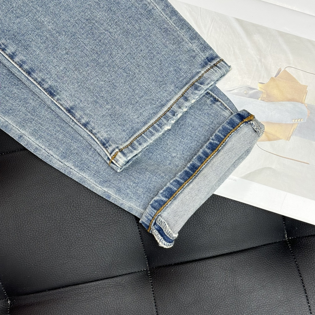 AMIRI25S春秋男士直筒牛仔裤…棉质牛仔面料打造 质地柔软又不失筋骨，手感干爽有韧性 经典的标志性浮