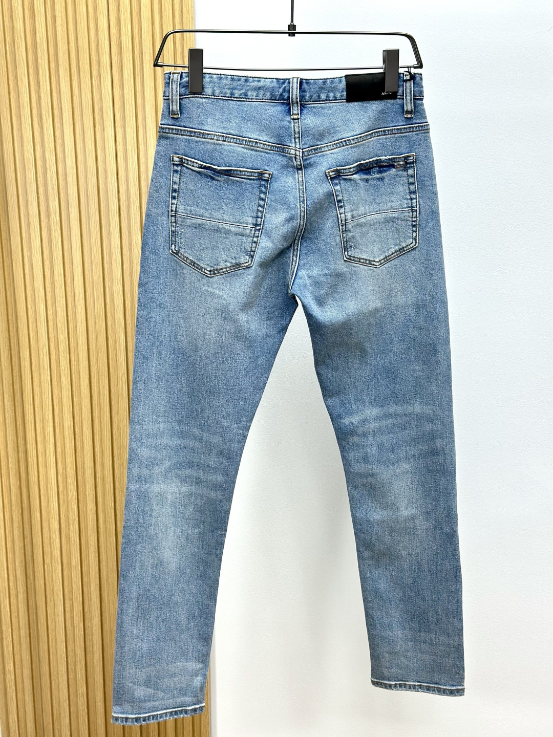 AMIRI25S春秋男士直筒牛仔裤…棉质牛仔面料打造 质地柔软又不失筋骨，手感干爽有韧性 经典的标志性浮